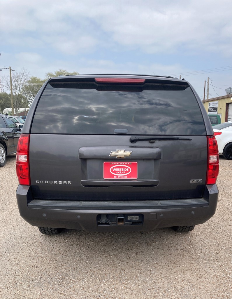 2010 Chevrolet Suburban LT photo 3