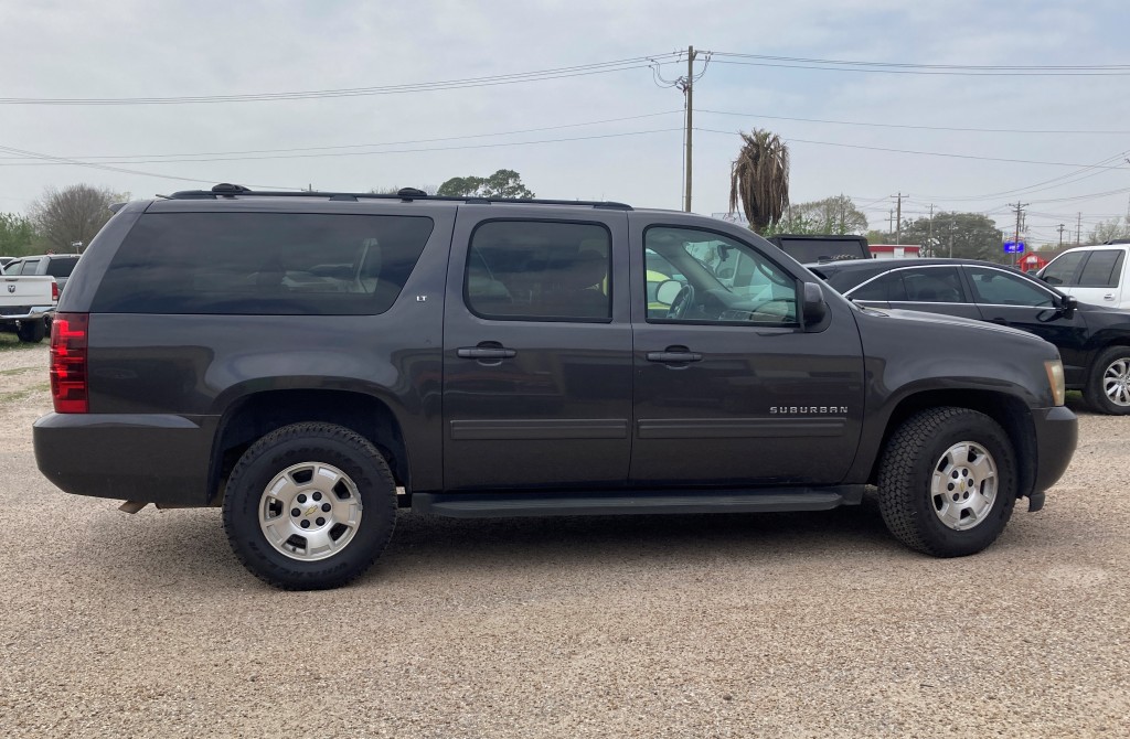 2010 Chevrolet Suburban LT photo 4