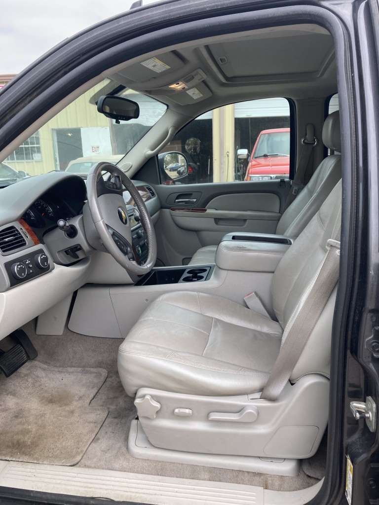 2010 Chevrolet Suburban LT photo 5