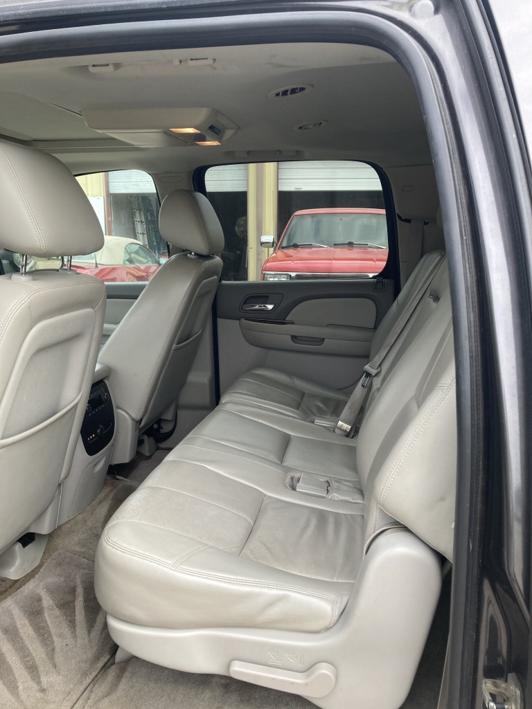 2010 Chevrolet Suburban LT photo 6