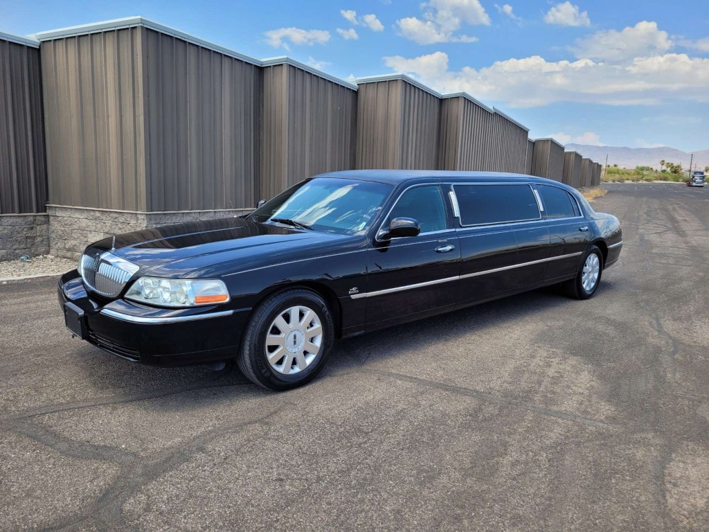 2005 LINCOLN TOWN CAR LIMO