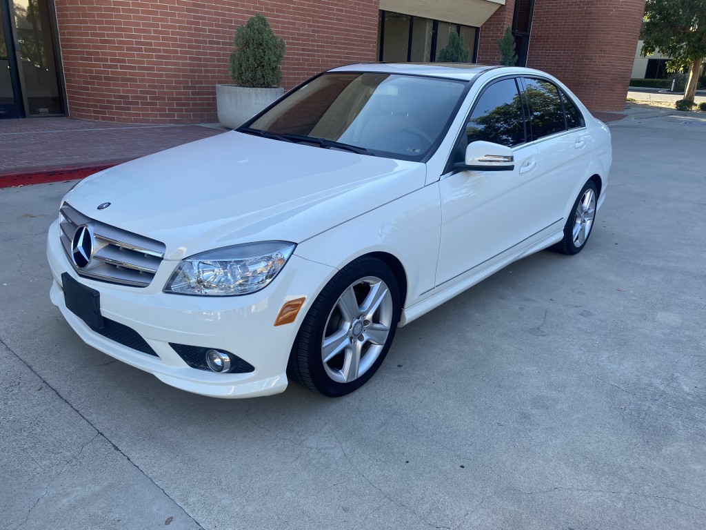 2010 Mercedes-Benz C-Class C300 Luxury photo 2