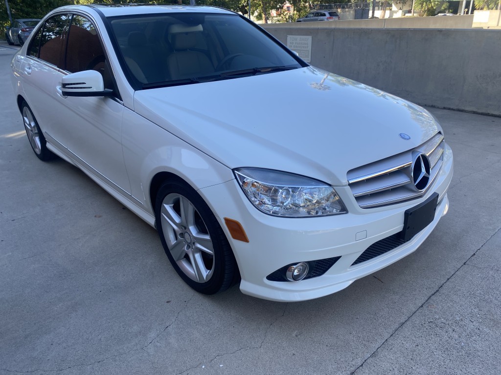 2010 Mercedes-Benz C-Class C300 Luxury photo 3