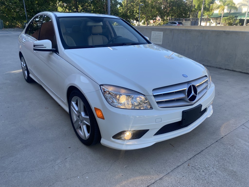 2010 Mercedes-Benz C-Class C300 Luxury photo 8