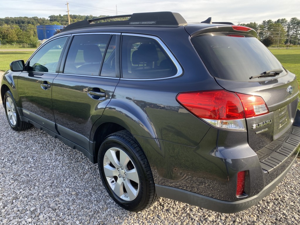 2011 Subaru Outback I Limited photo 9