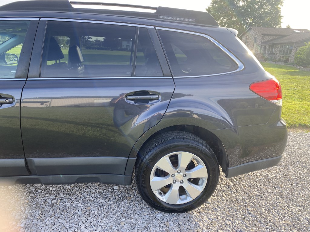 2011 Subaru Outback I Limited photo 10