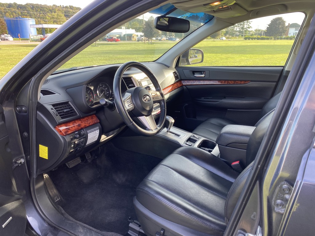 2011 Subaru Outback I Limited photo 12