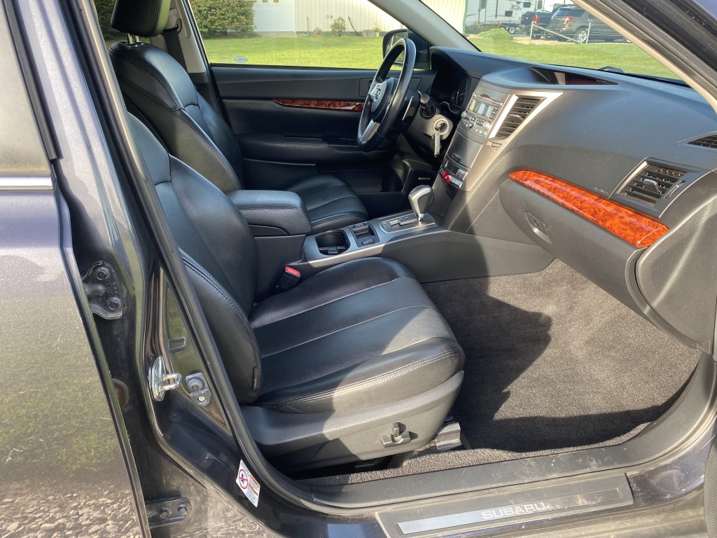 2011 Subaru Outback I Limited photo 16