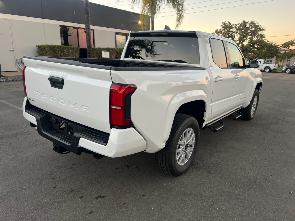 2024 Toyota Tacoma SR5 photo 3