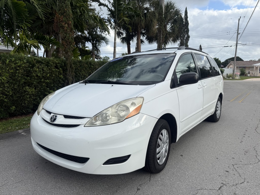 2009 Toyota Sienna CE photo 3