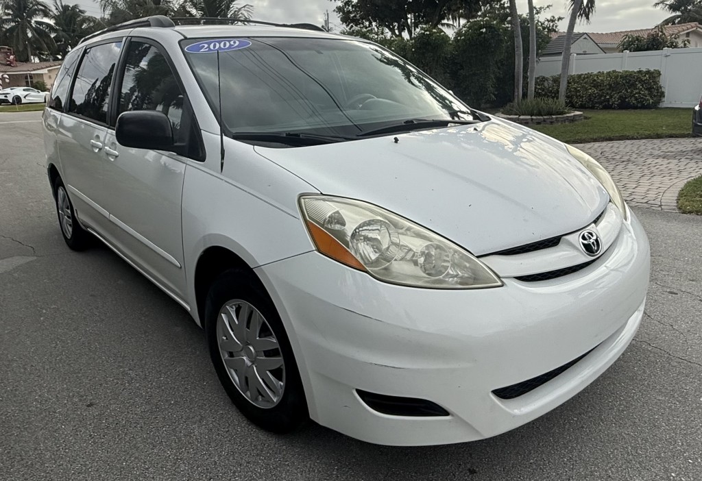 2009 Toyota Sienna CE photo 2