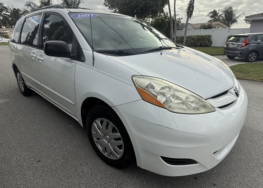 2009 Toyota Sienna CE photo 4