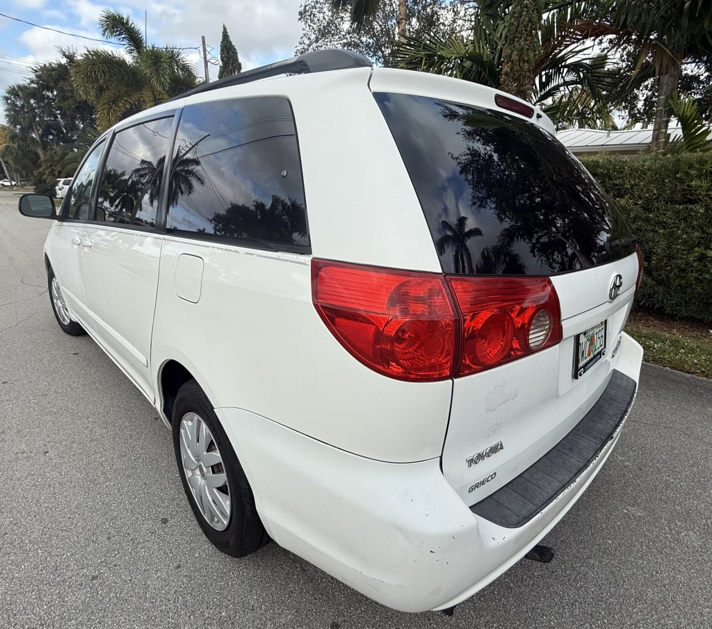 2009 Toyota Sienna CE photo 11