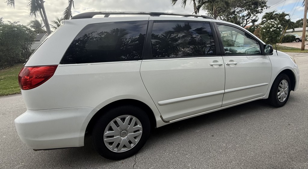 2009 Toyota Sienna CE photo 9