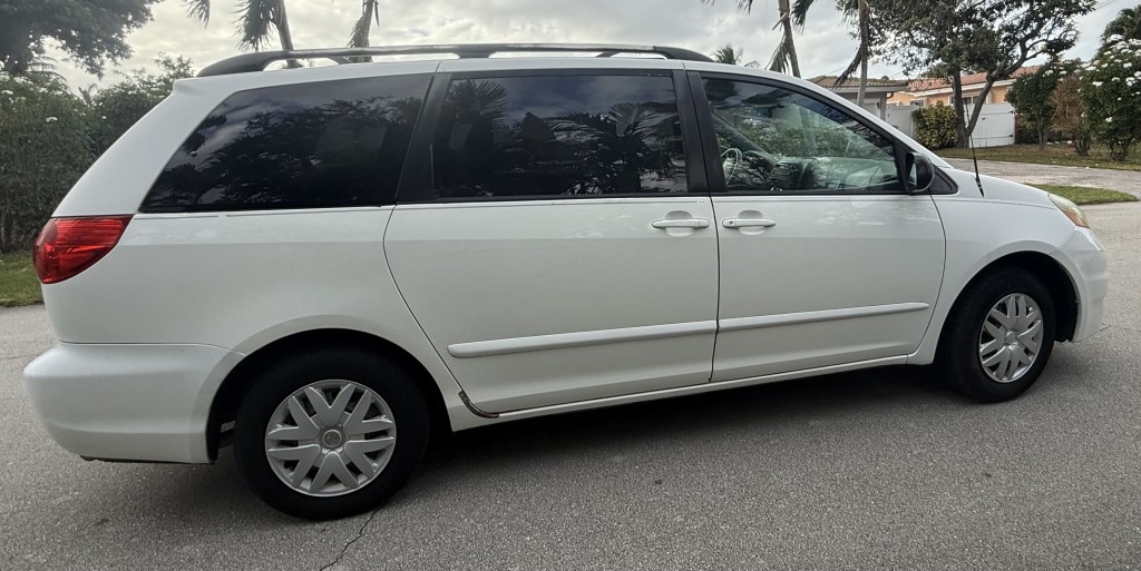 2009 Toyota Sienna CE photo 12