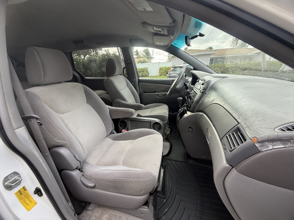 2009 Toyota Sienna CE photo 16