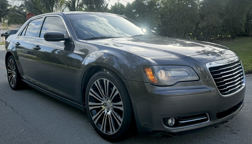 2014 Chrysler 300 S photo 3