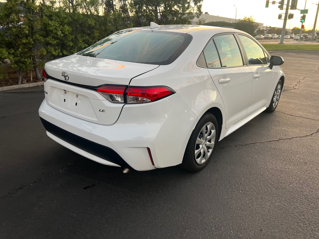 2021 Toyota Corolla LE photo 3