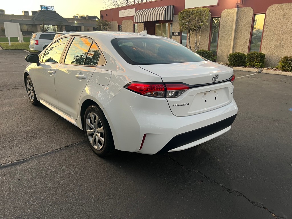 2021 Toyota Corolla LE photo 4