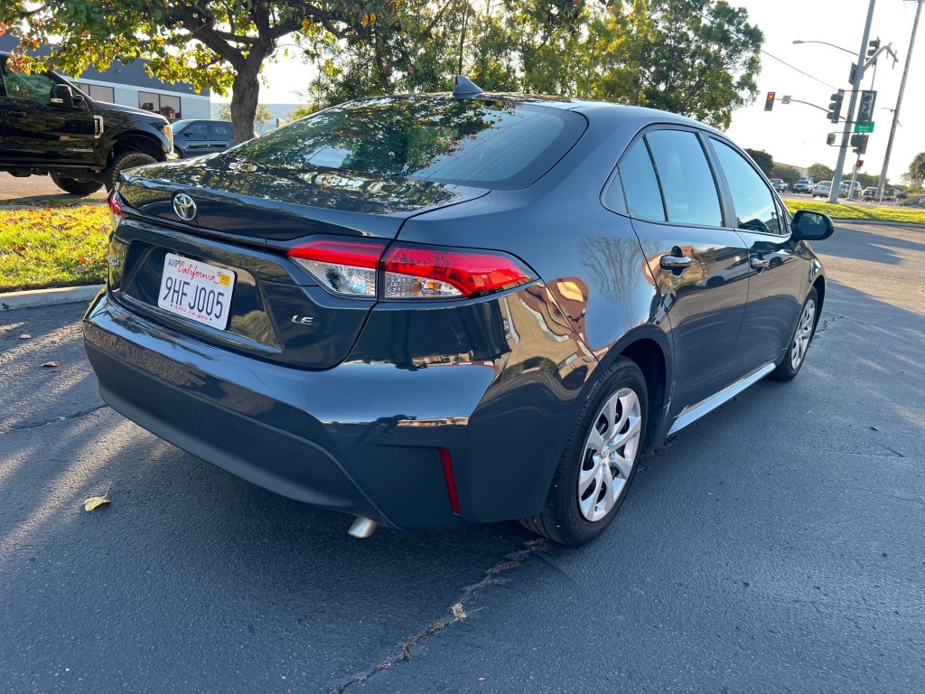 2023 Toyota Corolla LE photo 3