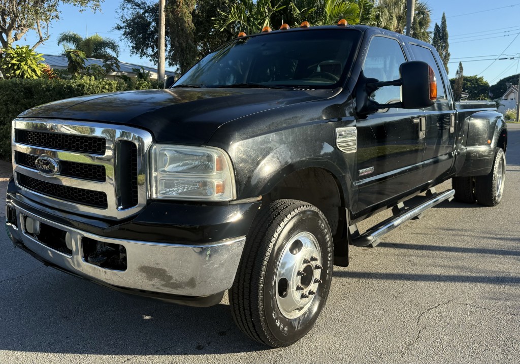 2005 Ford F-350 Super Duty Lariat photo 2