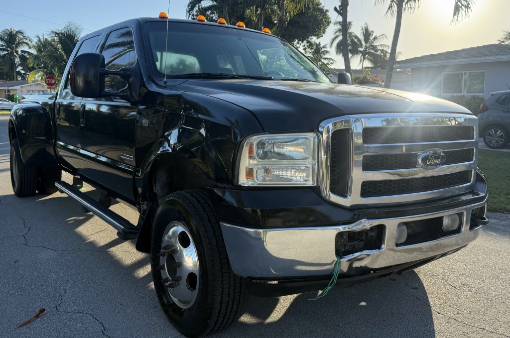 2005 Ford F-350 Super Duty Lariat photo 3