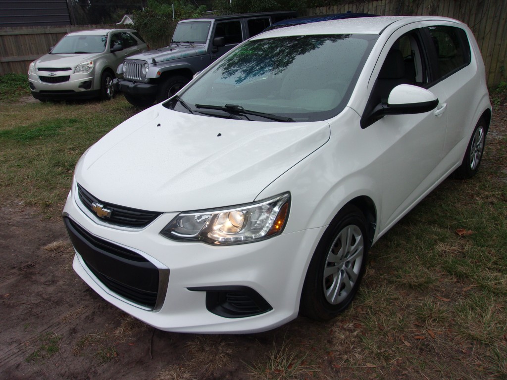 2019 Chevrolet Sonic 1FL photo 2